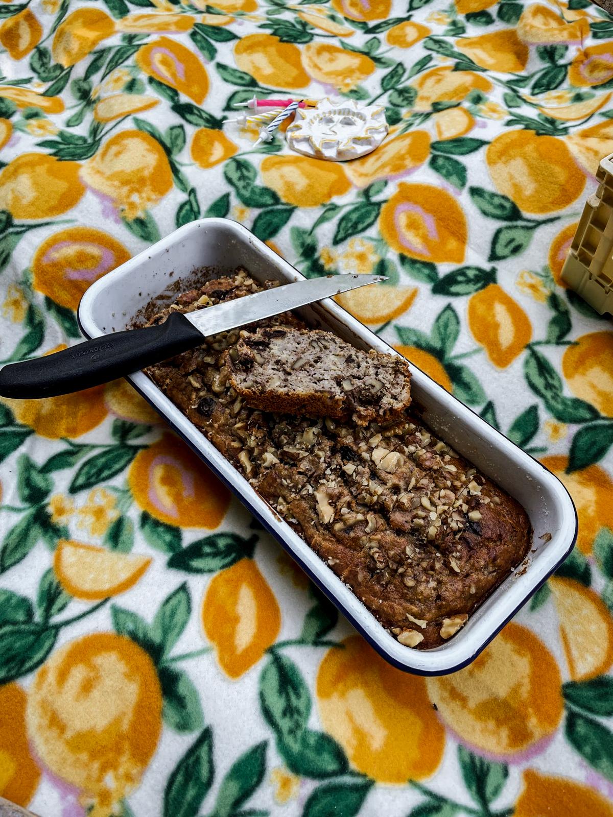Banabread auf einer Picknickdecke